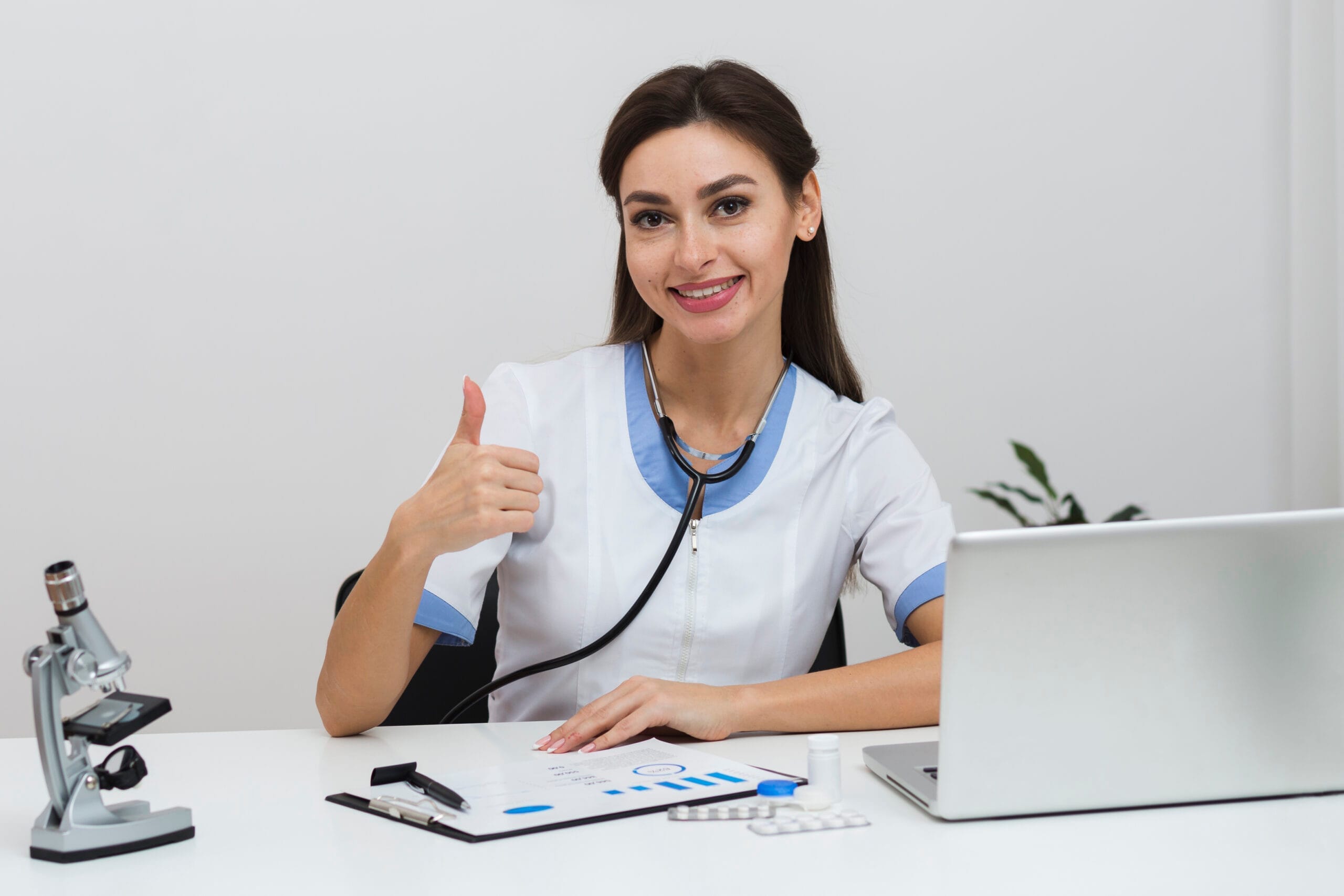 female doctor sitting showing ok sign scaled Tıbbi Sekreterlik Sertifikası Nasıl Alınır?