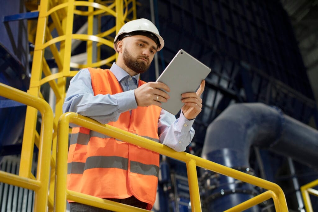 person working building construction İş Sağlığı ve Güvenliği Nedir?