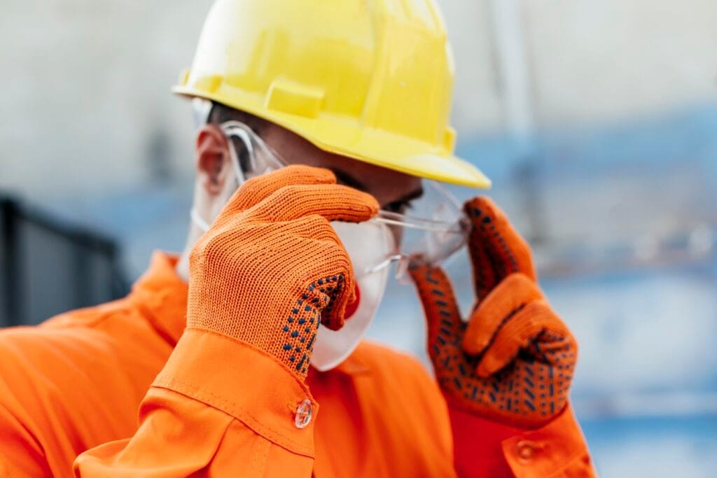 worker uniform with hard hat protective glasses İş Sağlığı ve Güvenliği Nedir?