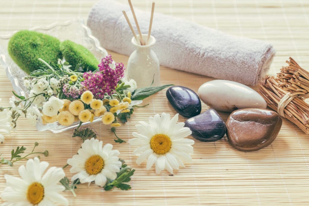 flowers vase stones Aromaterapi Sertifikası Nasıl Alınır?