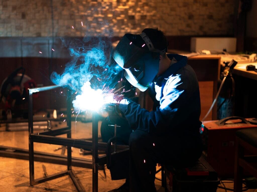 man with mask welding metal atelier Uluslararası Kaynakçı Sertifikası