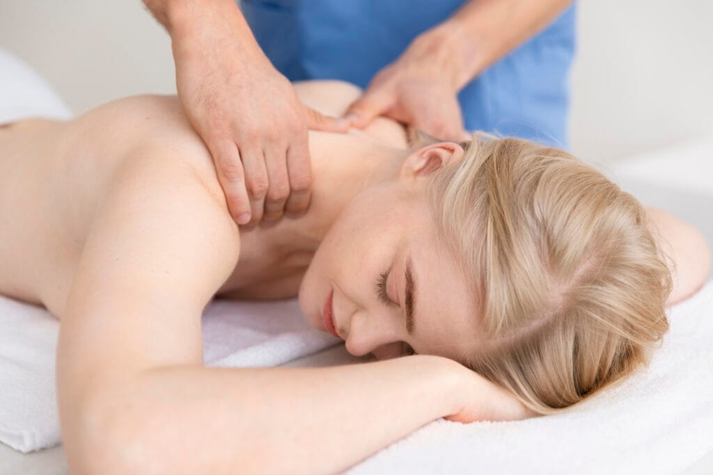 nurse with patient osteopathy session Masör Olmak İçin Gerekli Belgeler