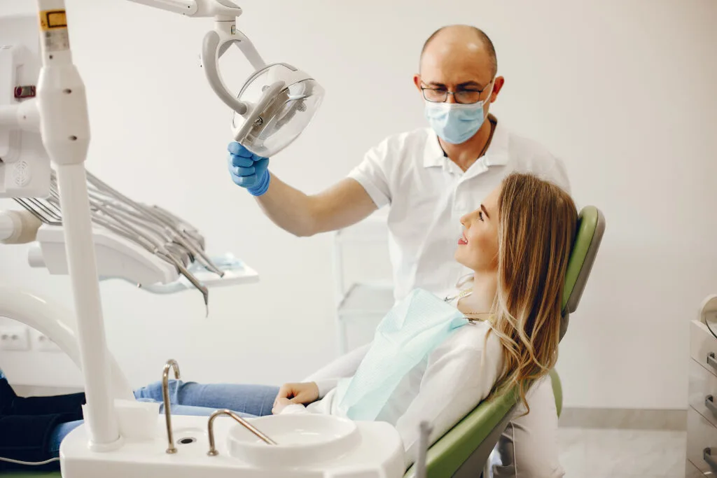 beautiful girl sitting dentist s office 2 Diş hekimi asistanlığı sertifikası nereden alınır