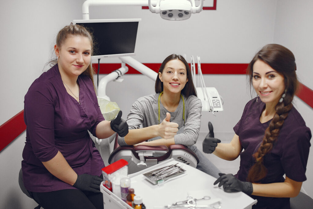 beautiful girl sitting dentist s office 1 1024x683 1 Diş Hekimi Asistanı Nasıl Olunur