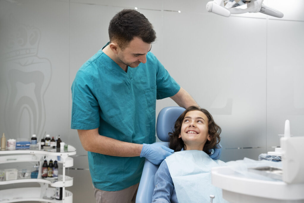 close up boy dentist 2048x1365 1 Diş Hekimi Asistanı Nasıl Olunur