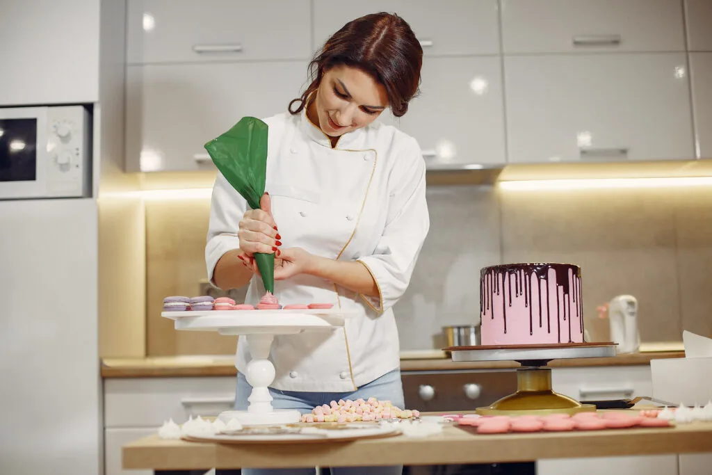 confectioner uniform decorates cake Pastacılık Eğitimi Nasıl Alınır