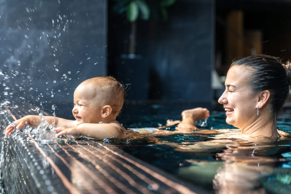 baby splashing by spa pool edge fun sensory play Bebek Spa Sertifikası Nereden Alınır