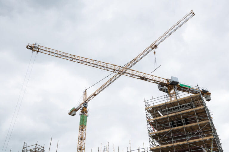 crane construction site 768x512 1 Vinç Operatörlük Belgesi Nasıl Alınır