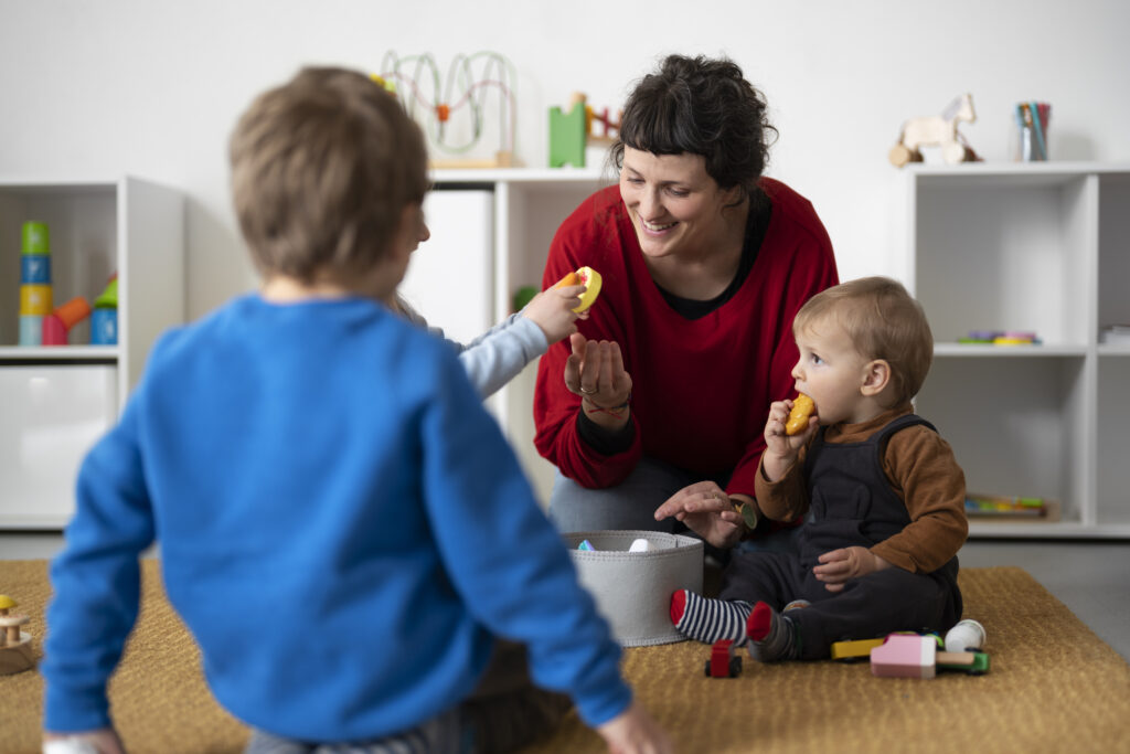 teacher helping kids learn montessori method 1024x683 1 Çocuk Gelişimi Sertifikası Ne İşe Yarar